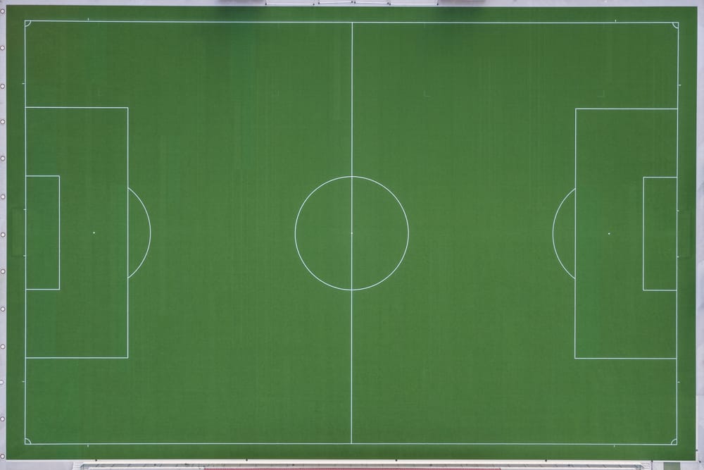 Ein Kunstrasenfussballfeld von oben in unbearbeiteter Form direkt aus der Drohne.