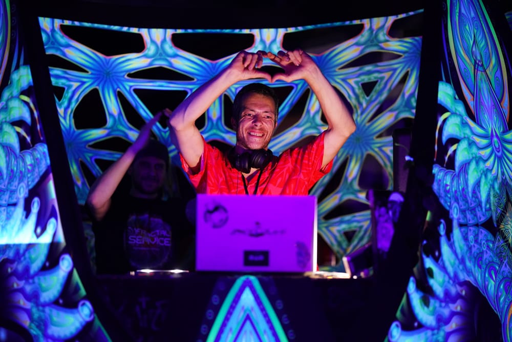 Music Artist bedankt sich beim Publikum.