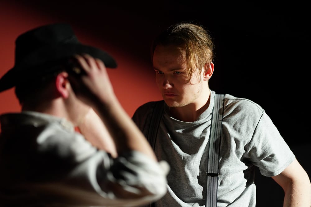 2 Schauspieler vor rotem Hintegrund.